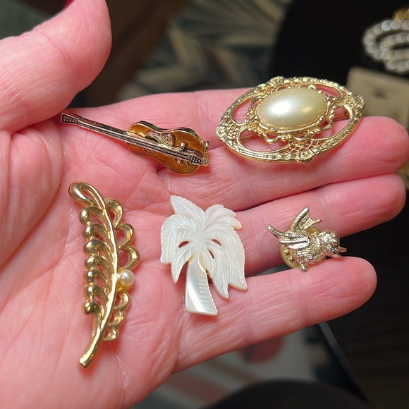 Lot of 13 estate jewelry pieces - earrings, bracelet, necklaces, brooches - Picture 5 of 15